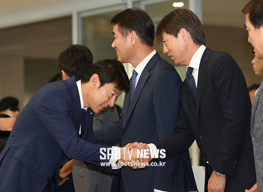 [포토S] 홍명보 전무, '감독님 수고 많으셨어요'