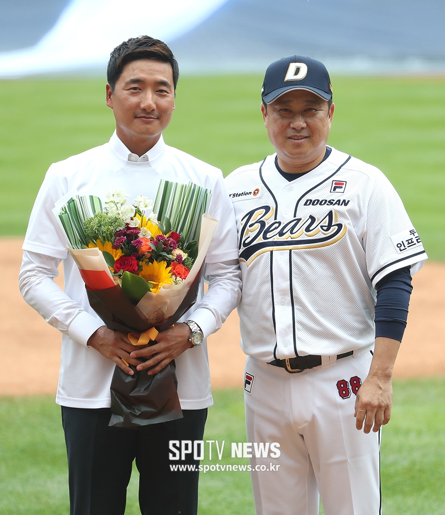 [포토S] '은퇴' 정재훈, 김태형 감독과 기념 촬영