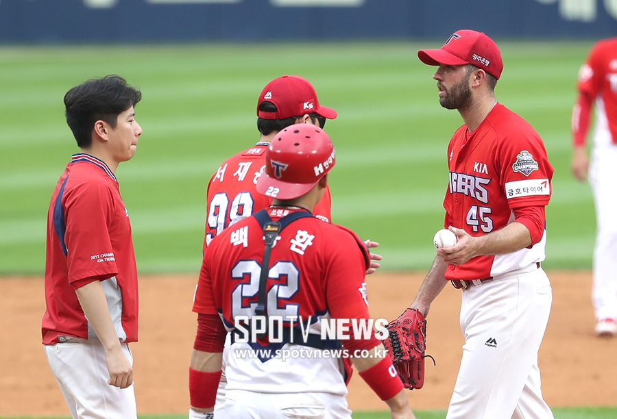 [포토S] 1회 7실점에 강판되는 KIA 선발 팻딘