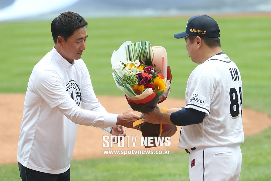 [포토S] 김태형 감독, '재훈아 수고 많았다'