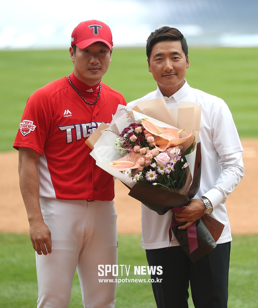 [포토S] '은퇴' 정재훈, 김주찬과 기념 촬영