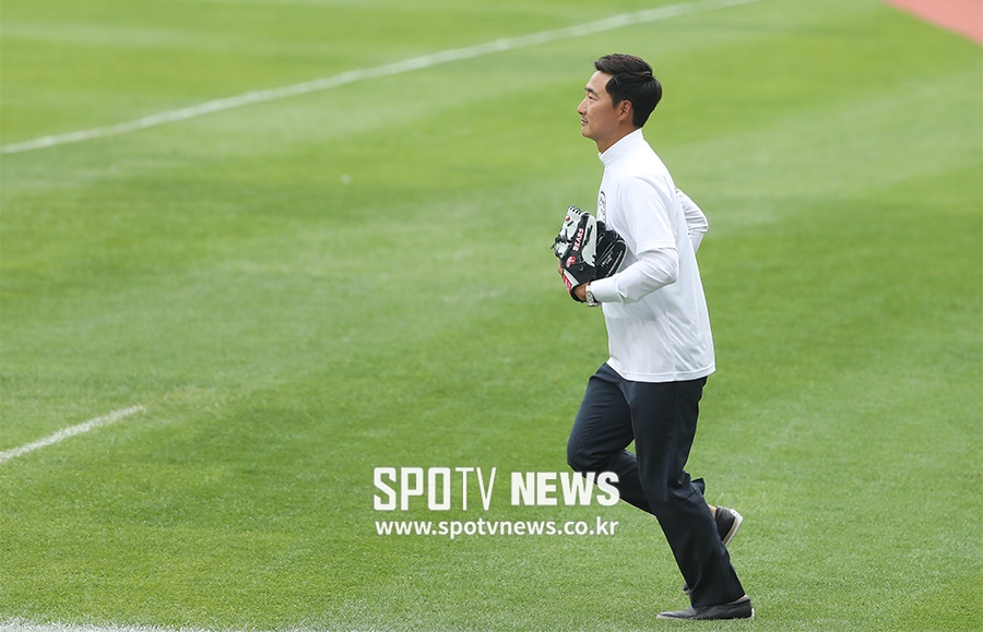 [포토S] 마운드로 달려가는 정재훈 코치
