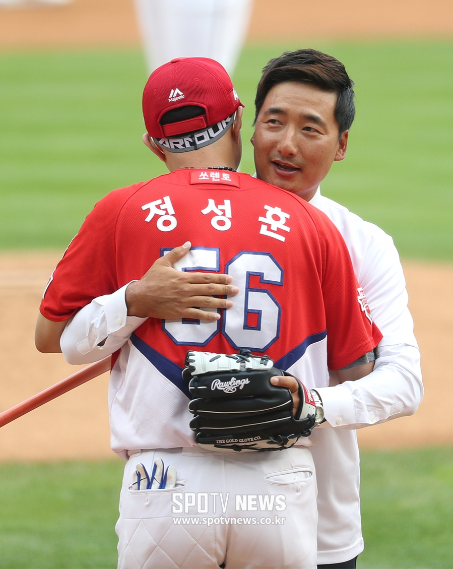 [포토S] '은퇴' 정재훈, 정성훈과 포옹 나누며