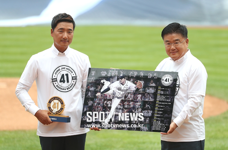 [포토S] 김태룡 단장으로부터 액자 받는 정재훈