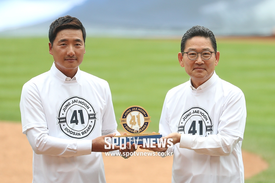 [포토S] 전풍 사장으로부터 기념패 받는 정재훈