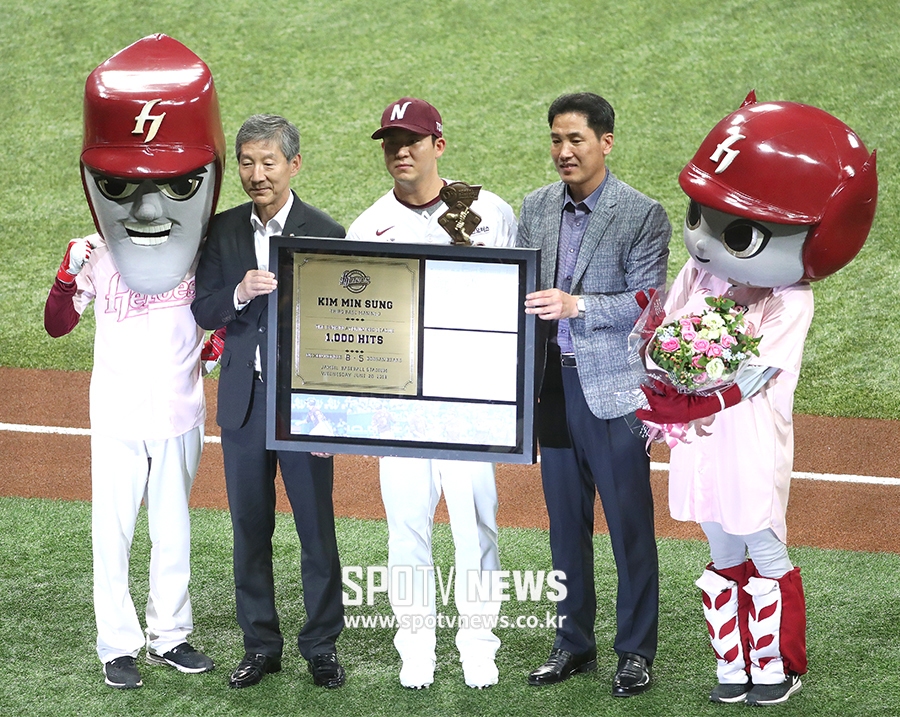 [포토S] 김민성, KBO리그 1000안타 시상식