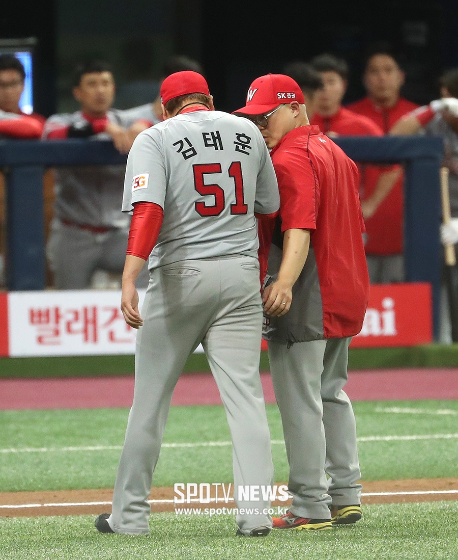 [포토S] 부상으로 교체되는 김태훈
