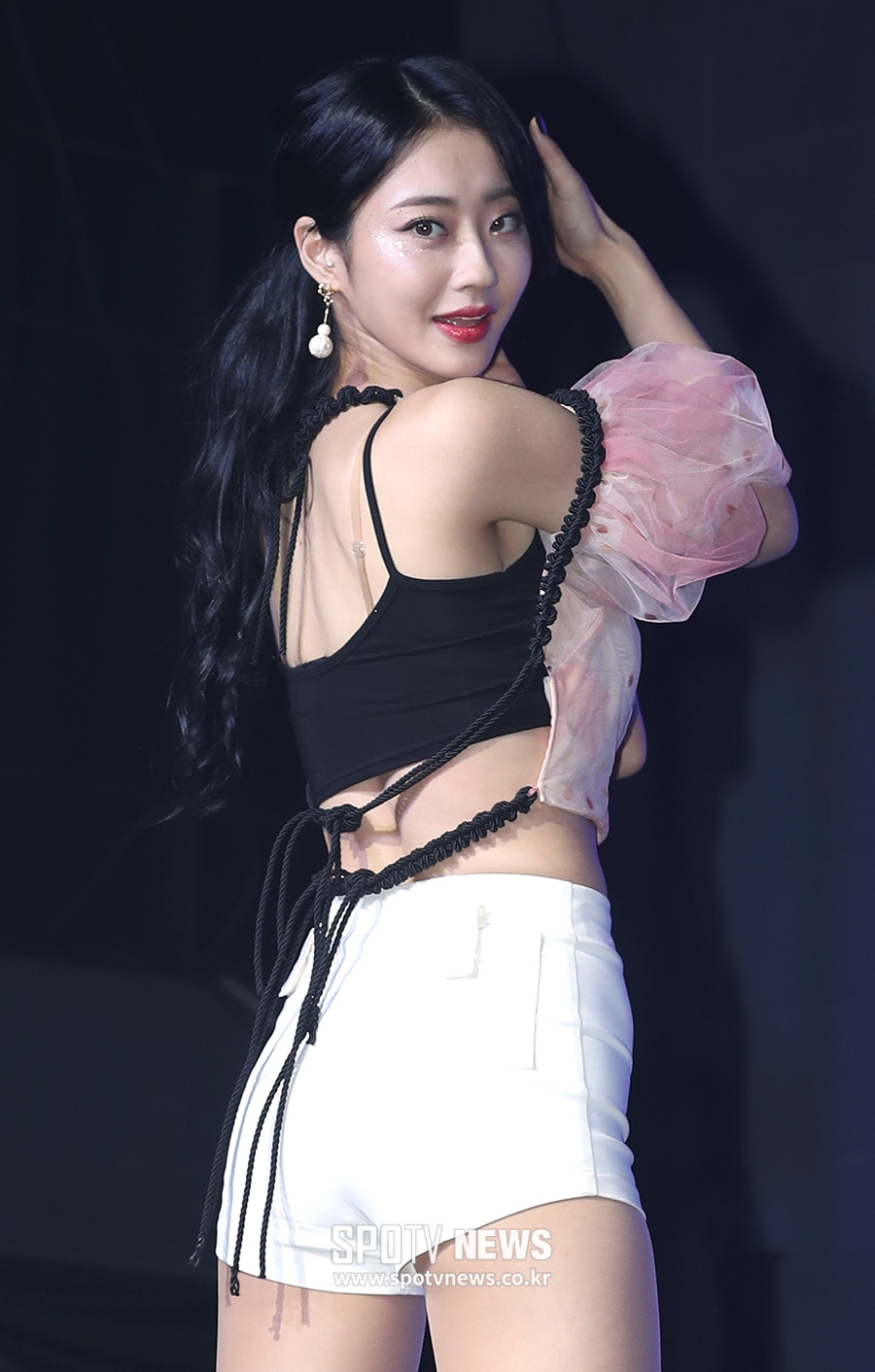 [포토S] '등까지 섹시한 경리, 이를 어쩌나'