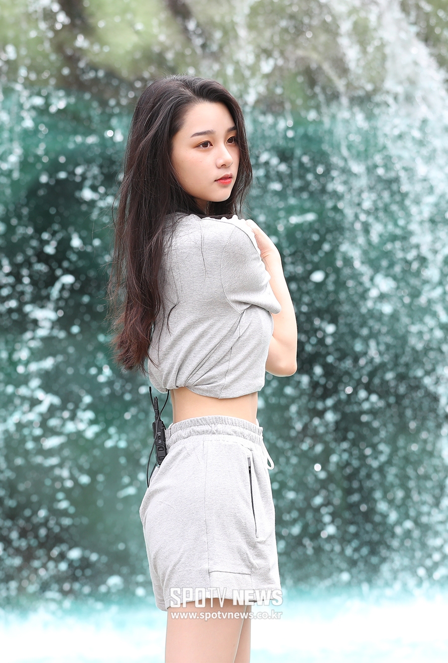 [포토S] 휠라핏 김서연, 폭포 아래 미녀