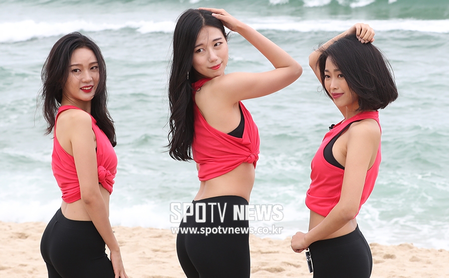[포토S] 바다에서 포즈 취하는 휠라핏 고영서-김민지-박예슬