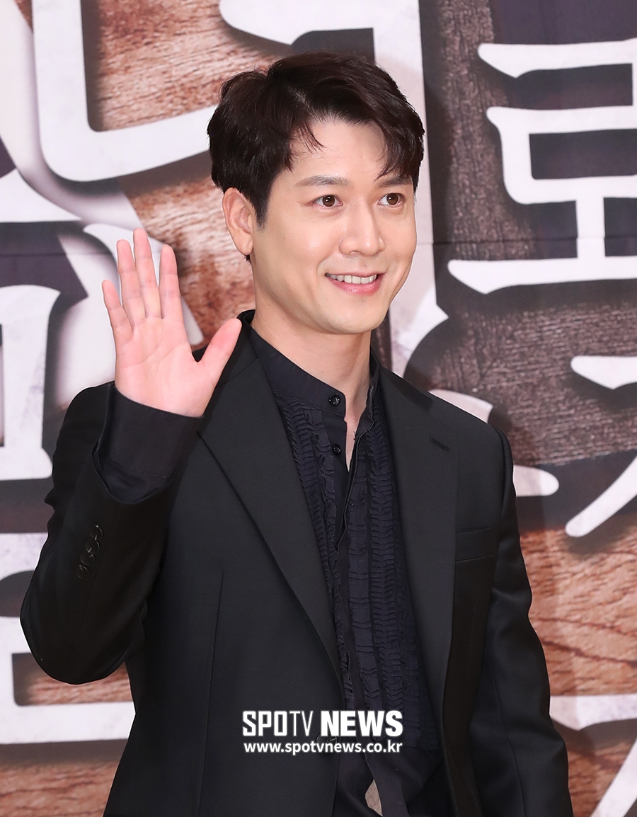 [포토S] 포즈 취하는 배우 조현재