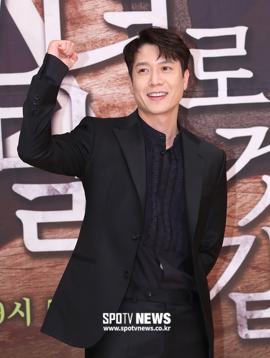 [포토S] 파이팅 외치는 배우 조현재