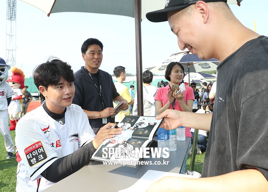 [포토S] KT 김민, '앨범에 사인 해드려요~'