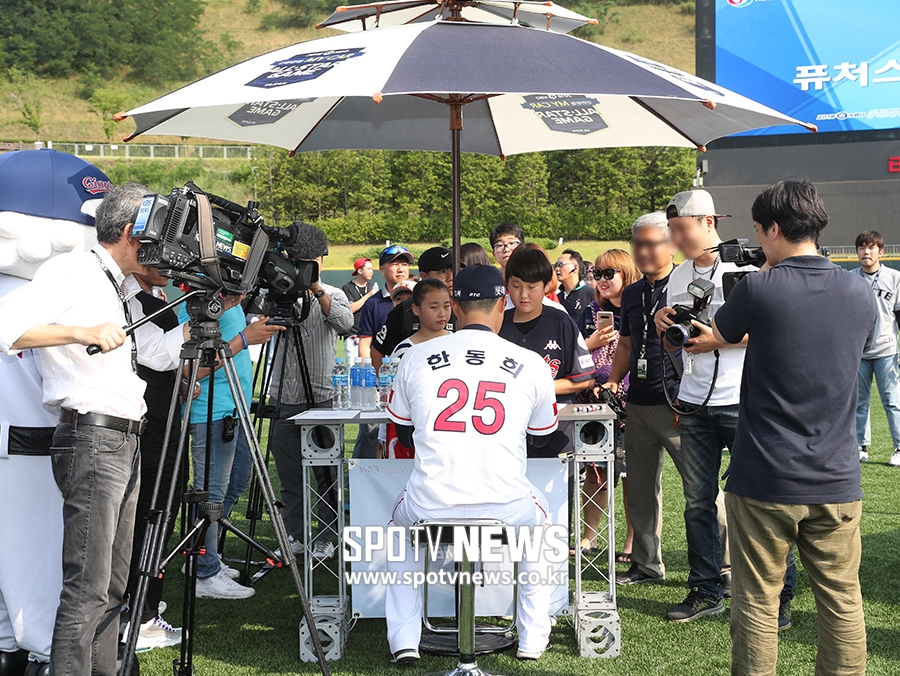 [포토S] 한동희, 사인회에서 엄청난 인기