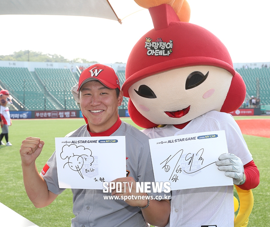 [포토S] SK 이원준, 아테나와 힘차게 파이팅!