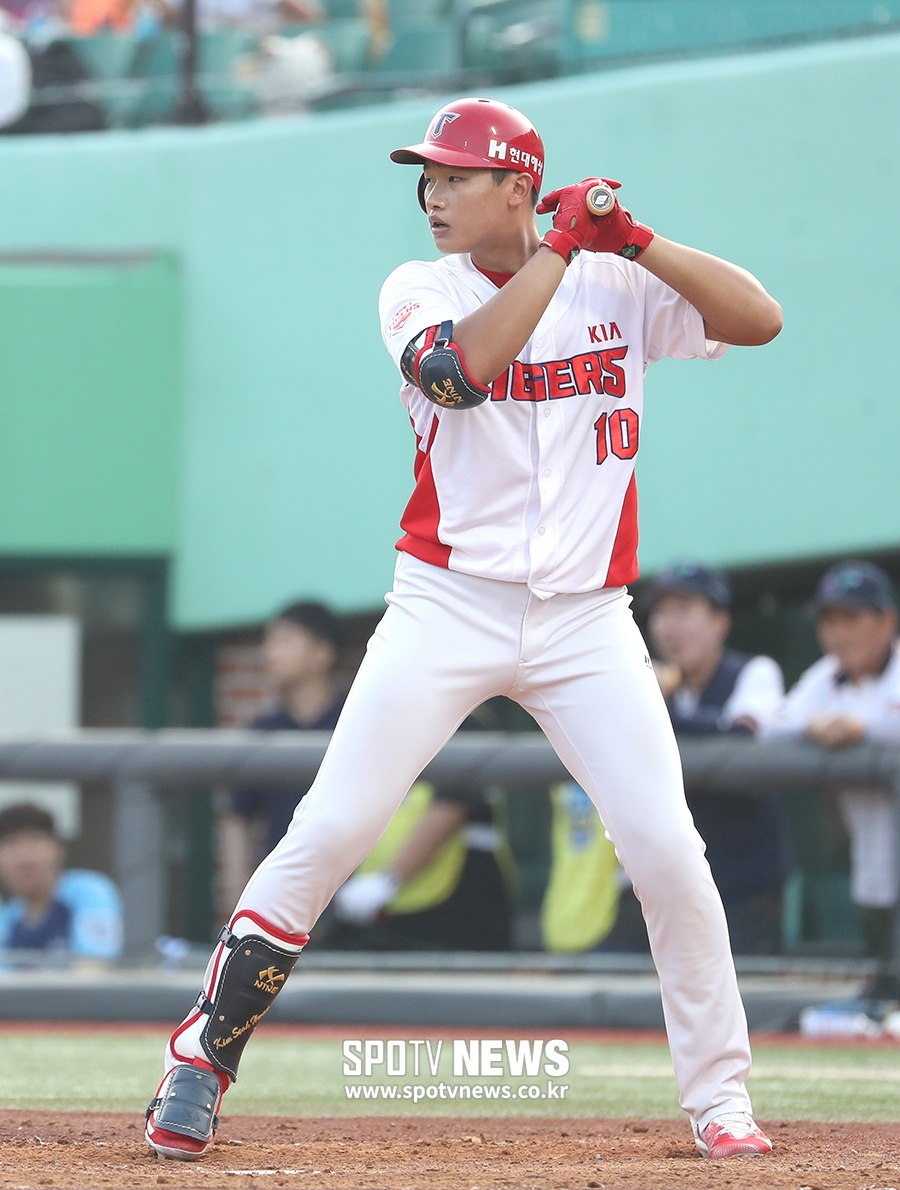 [포토S] 타석에 들어선 김석환