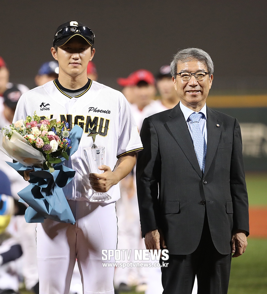 [포토S] 우수타자상 받은 상무 김민혁