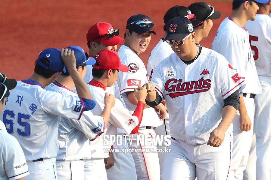 [포토S] 이대호, '잘해보자고'