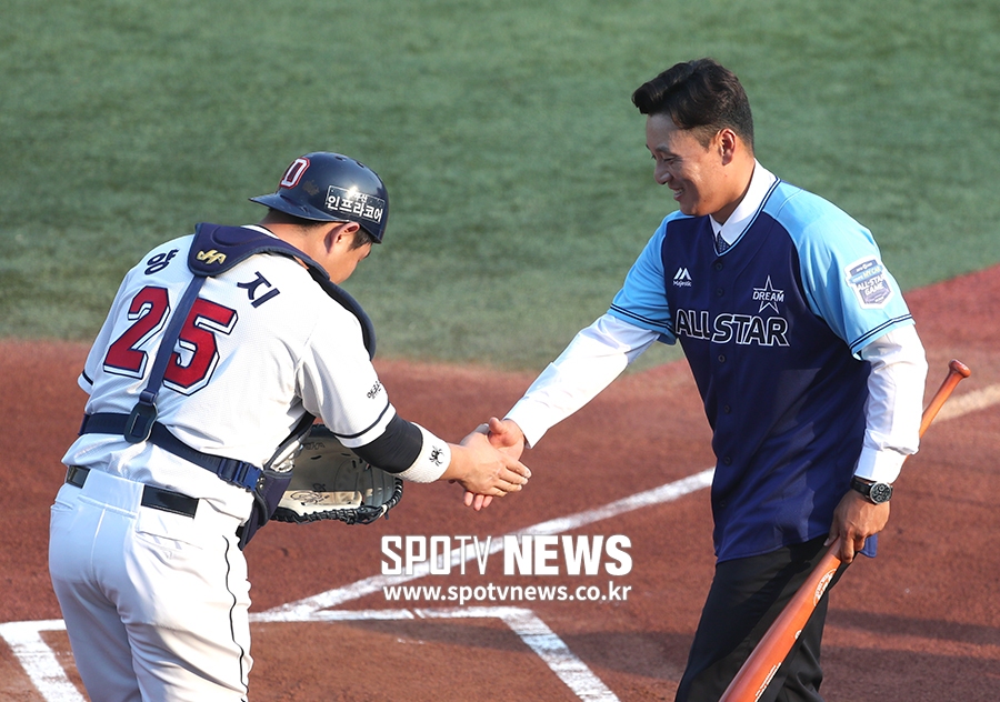 [포토S] 양의지, 이승엽에게 공손하게 인사