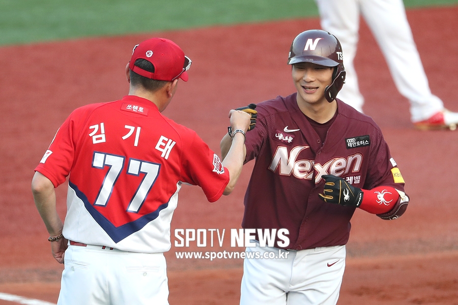 [포토S] 김하성, 홈런 치고 김기태 감독과 하이파이브!