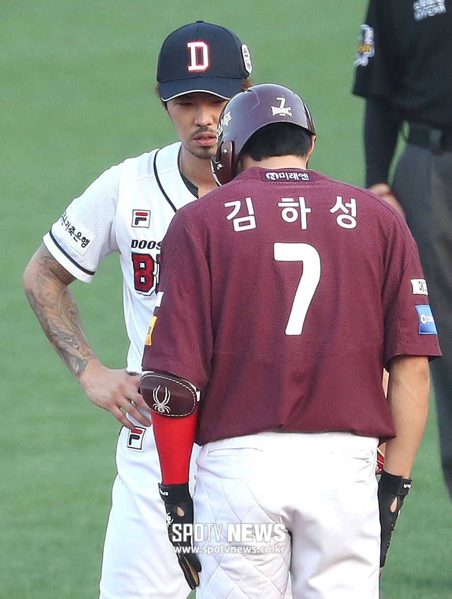 [포토S] '꼰대 논란?' 김하성 홈런에 군기 잡는 오재원