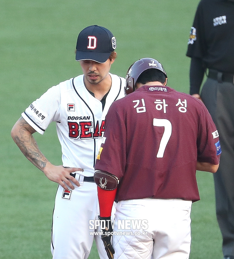 [포토S] 오재원, '김하성 이번만 봐준다'