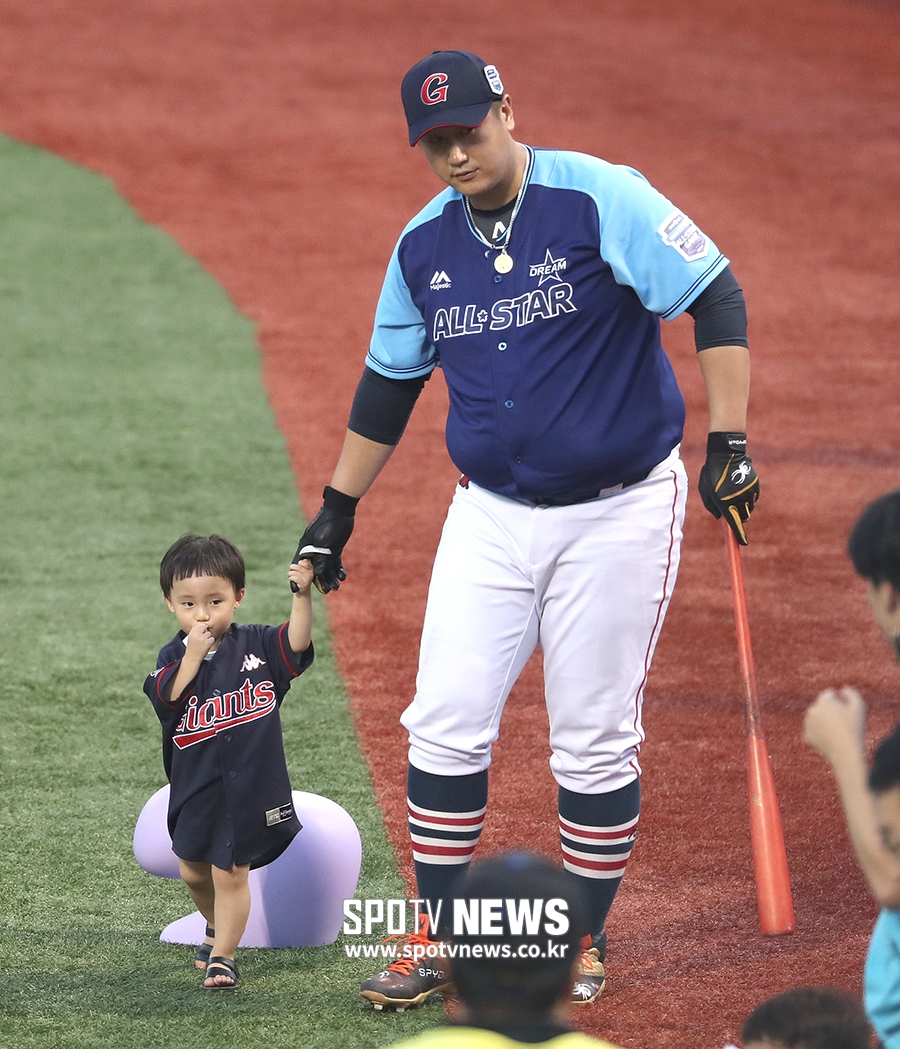 [포토S] 이대호, '아들은 엄마를 많이 닮았죠?'