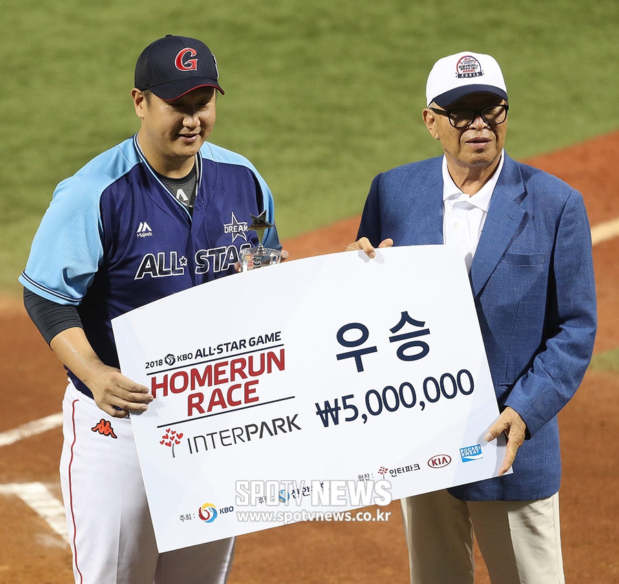 [포토S] 이대호, 9년 만에 홈런 레이스 우승
