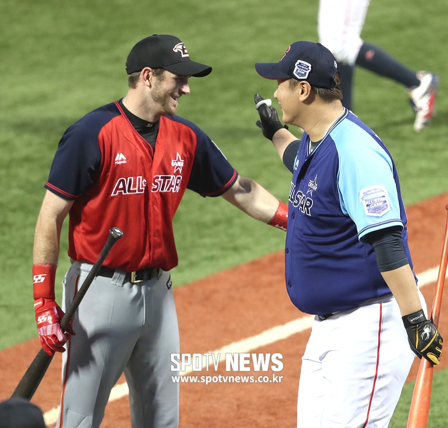 [포토S] 멋진 승부 펼친 호잉과 이대호
