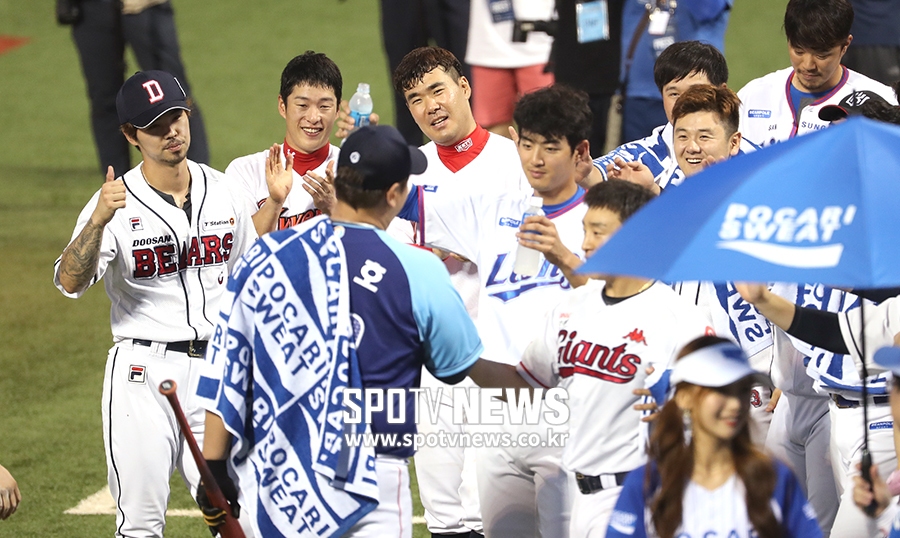 [포토S] '이대호 향해 엄지 척!'