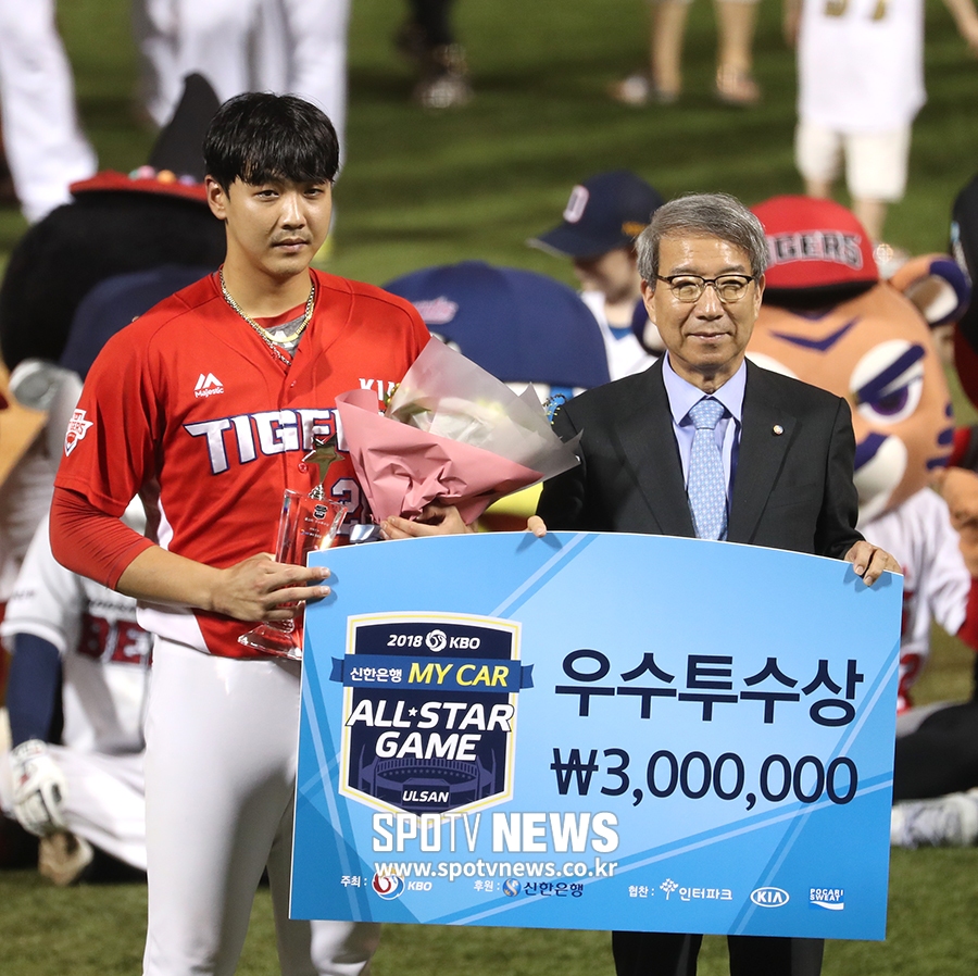 [포토S] 우수투수상 수상한 김윤동