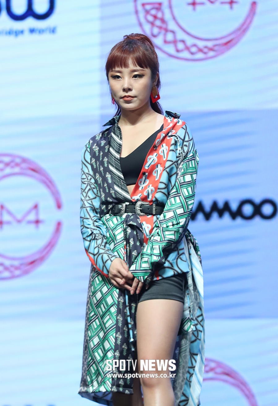 [포토S] 마마무 휘인, 각선미 드러내고