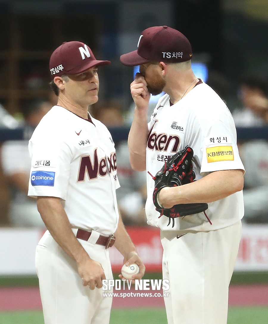 [포토S] 교체되는 넥센 선발 해커