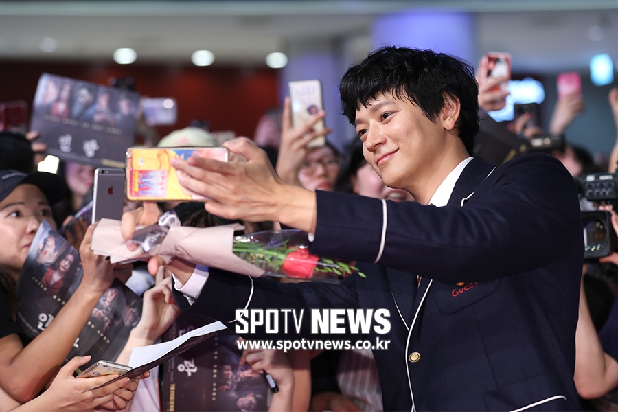 [포토S] 강동원, 참치 오빠를 내 휴대전화 속에 저장~