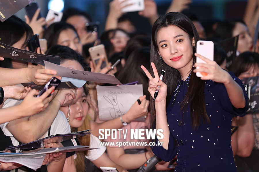 [포토S] 한효주, 팬들에 둘러싸여 귀엽게 브이~