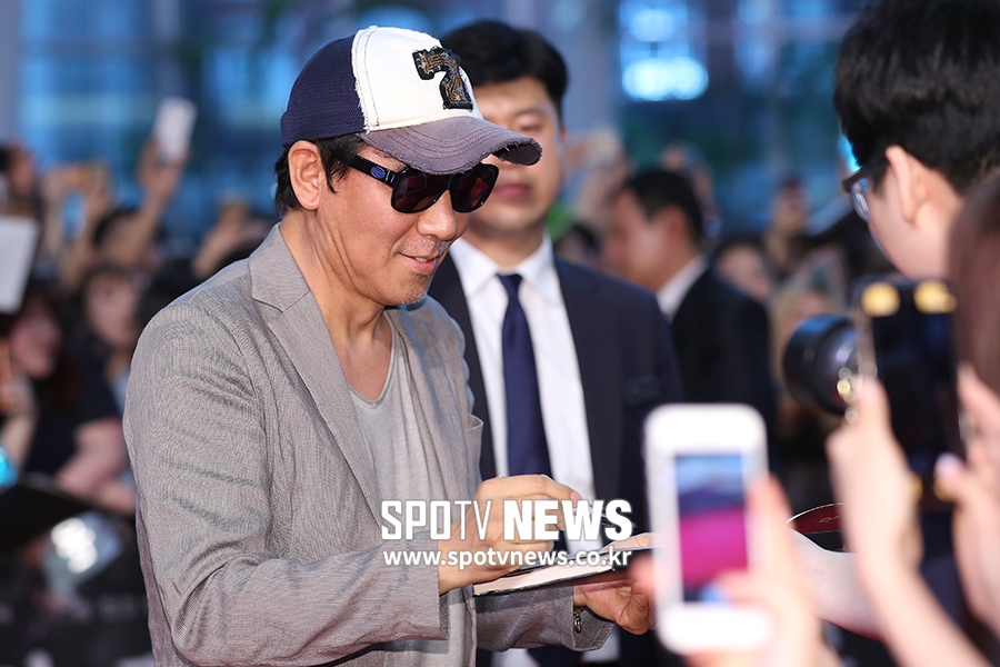 [포토S] 팬들에게 사인해 주는 김지운 감독