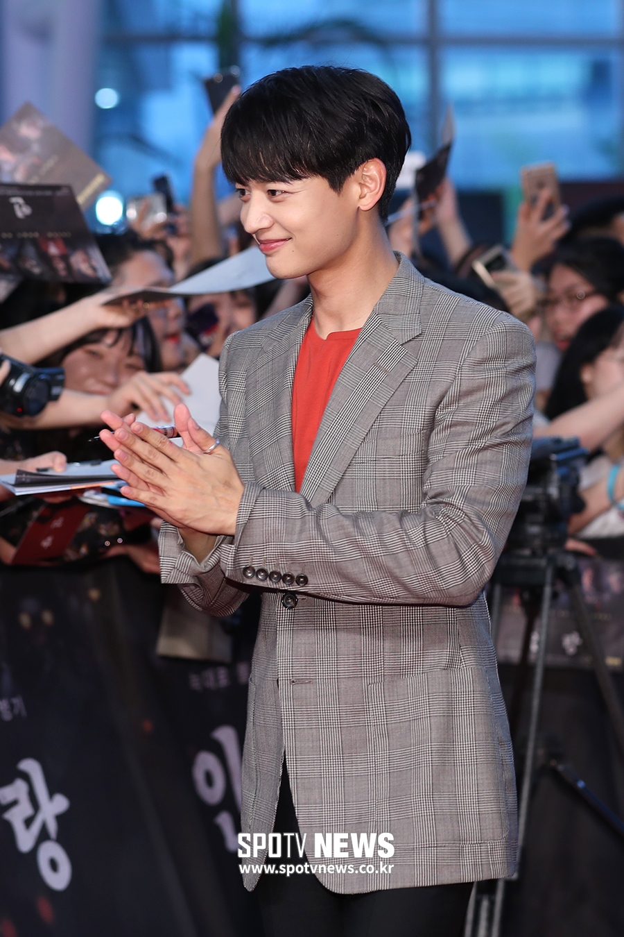 [포토S] 최민호, 팬을 지그시 바라보며