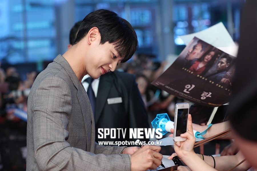 [포토S] 최민호, 정성스럽게 사인