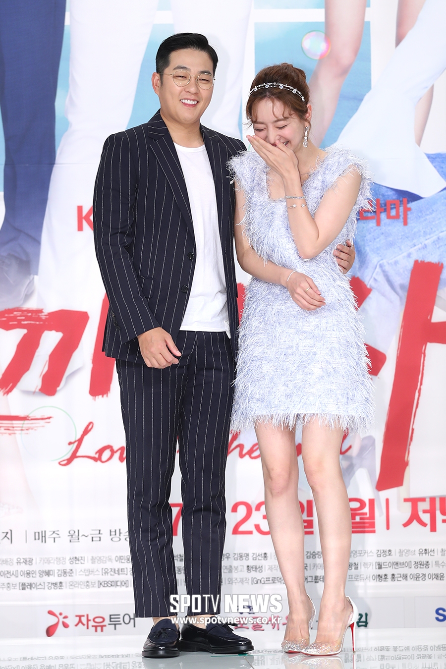 [포토S] 홍수아, '박광현 허리 스킨십에 수줍어~'