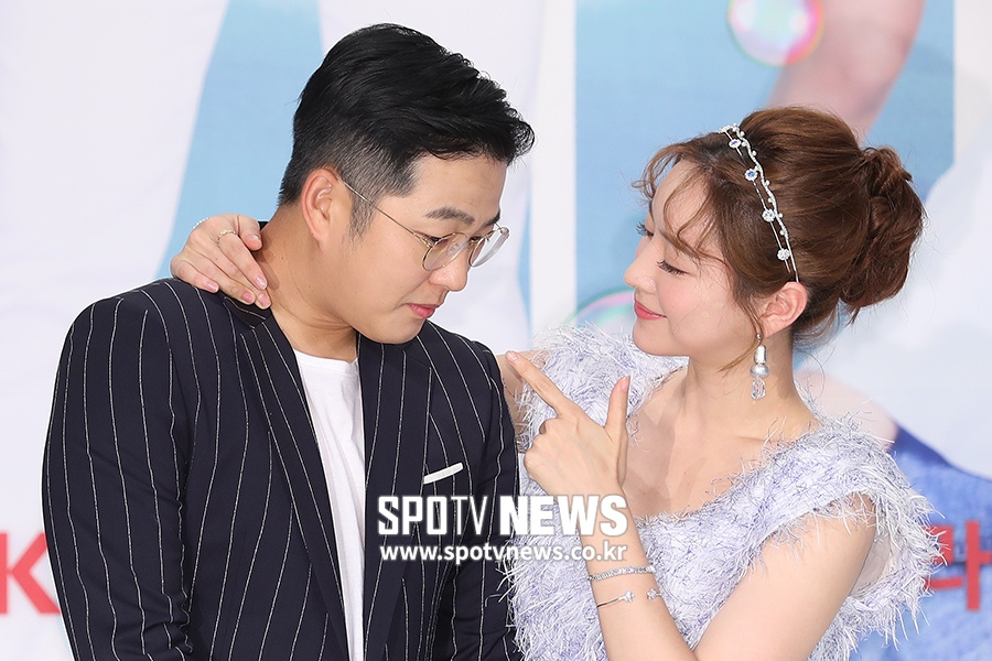 [포토S] 박광현 리드하는 홍수아