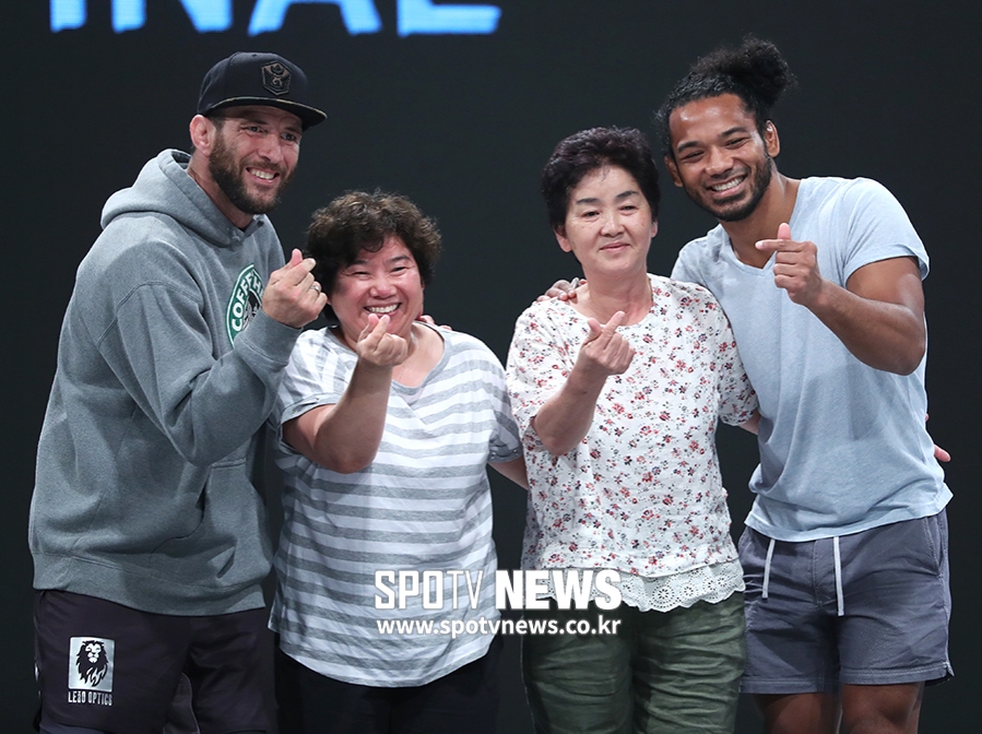 [포토S] '김치 파이터' 벤 헨더슨, 한국인 어머니 할머니와 함께 찰칵!