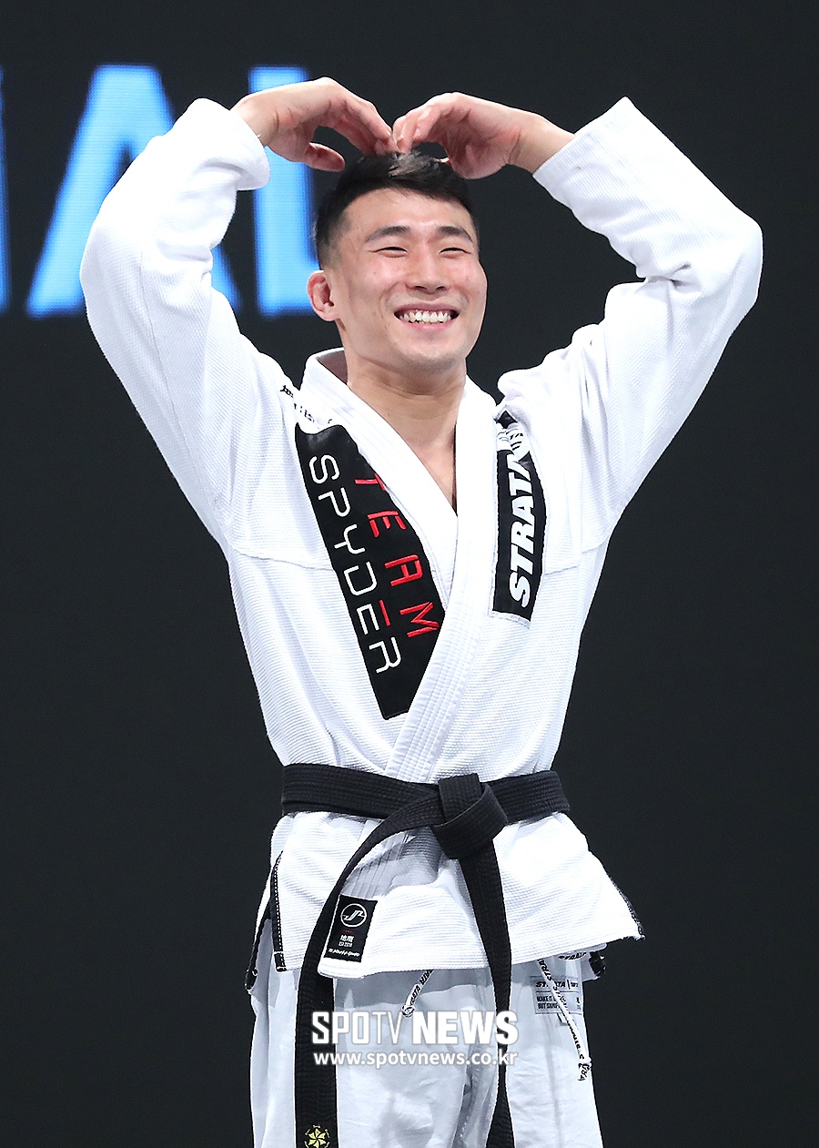 [포토S] 장인성, 경기 모습과 다른 귀여운 하트