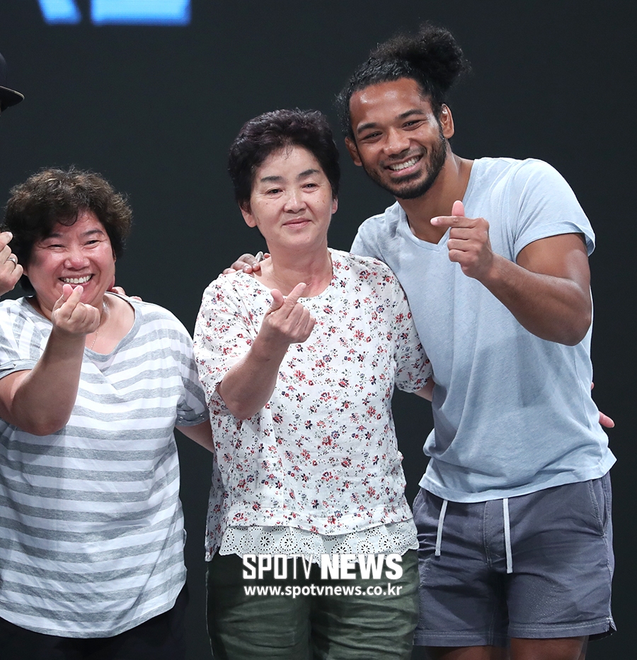 [포토S] '김치 파이터' 벤 헨더슨, 한국인 어머니 할머니와 함께 다정하게!