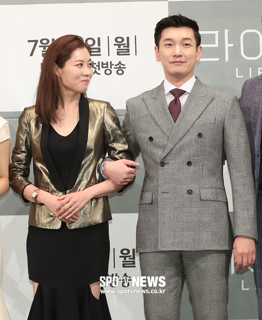 [포토S] 문소리, 조승우 팔짝에 당황