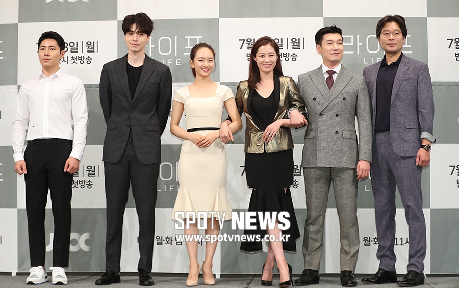 [포토S] 포즈 취하는 드라마 '라이프' 배우들