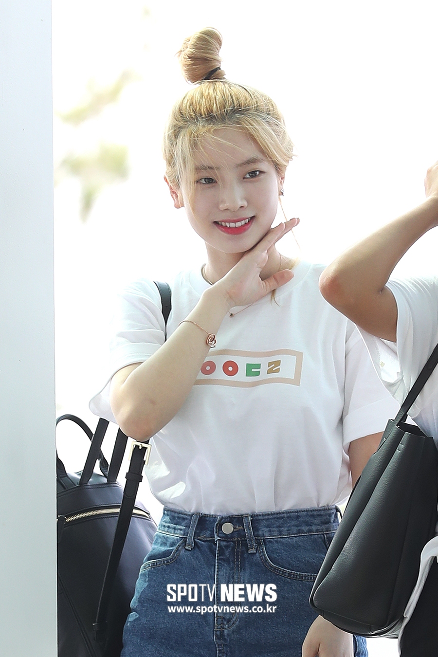 [포토S] 트와이스 다현, 오키나와 햇볕에도 살아남은 백옥 피부