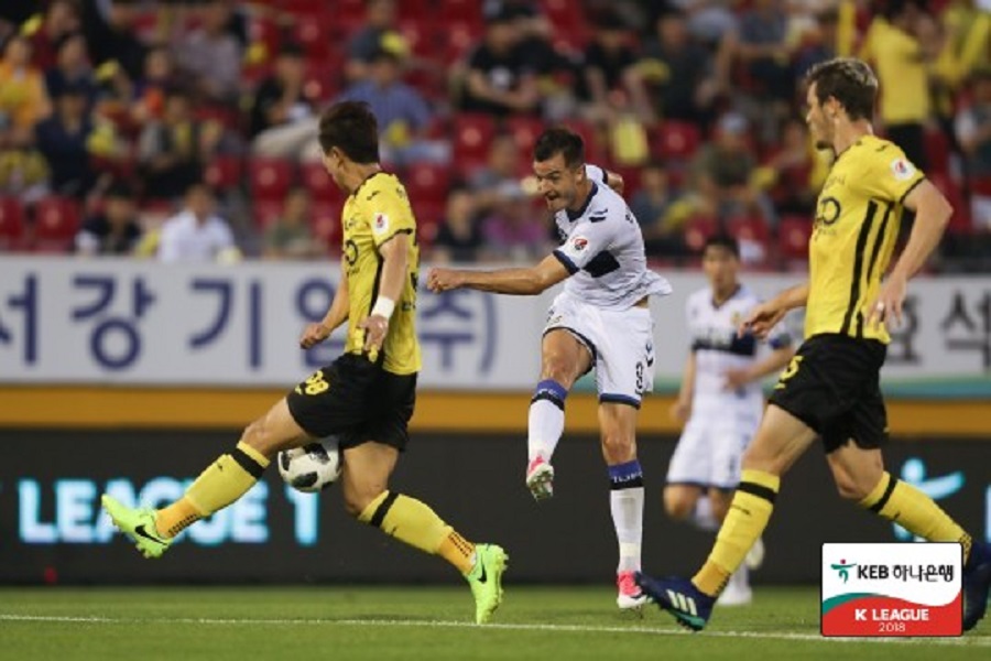 [SPO 리뷰] '무고사 2G 1AS' 인천, 전남에 3-1 역전 승…리그 2연승 + 10위 도약
