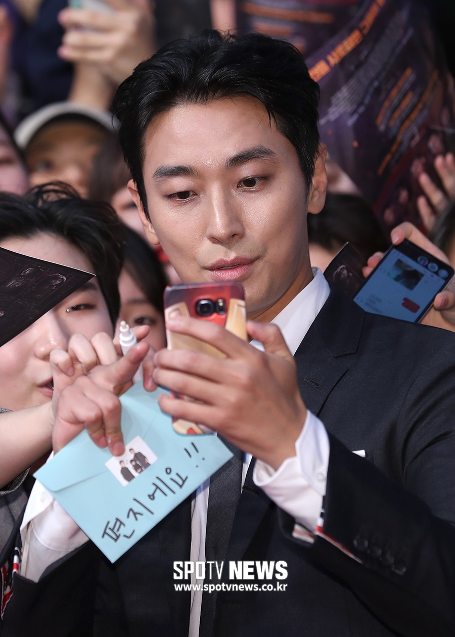 [포토S] 주지훈, 휴대전화가 어려운 저승사자