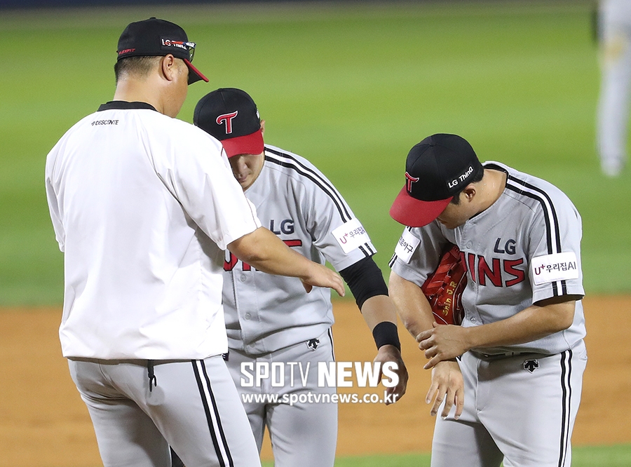 [포토S] 신정락, '오른팔에 맞았어요'