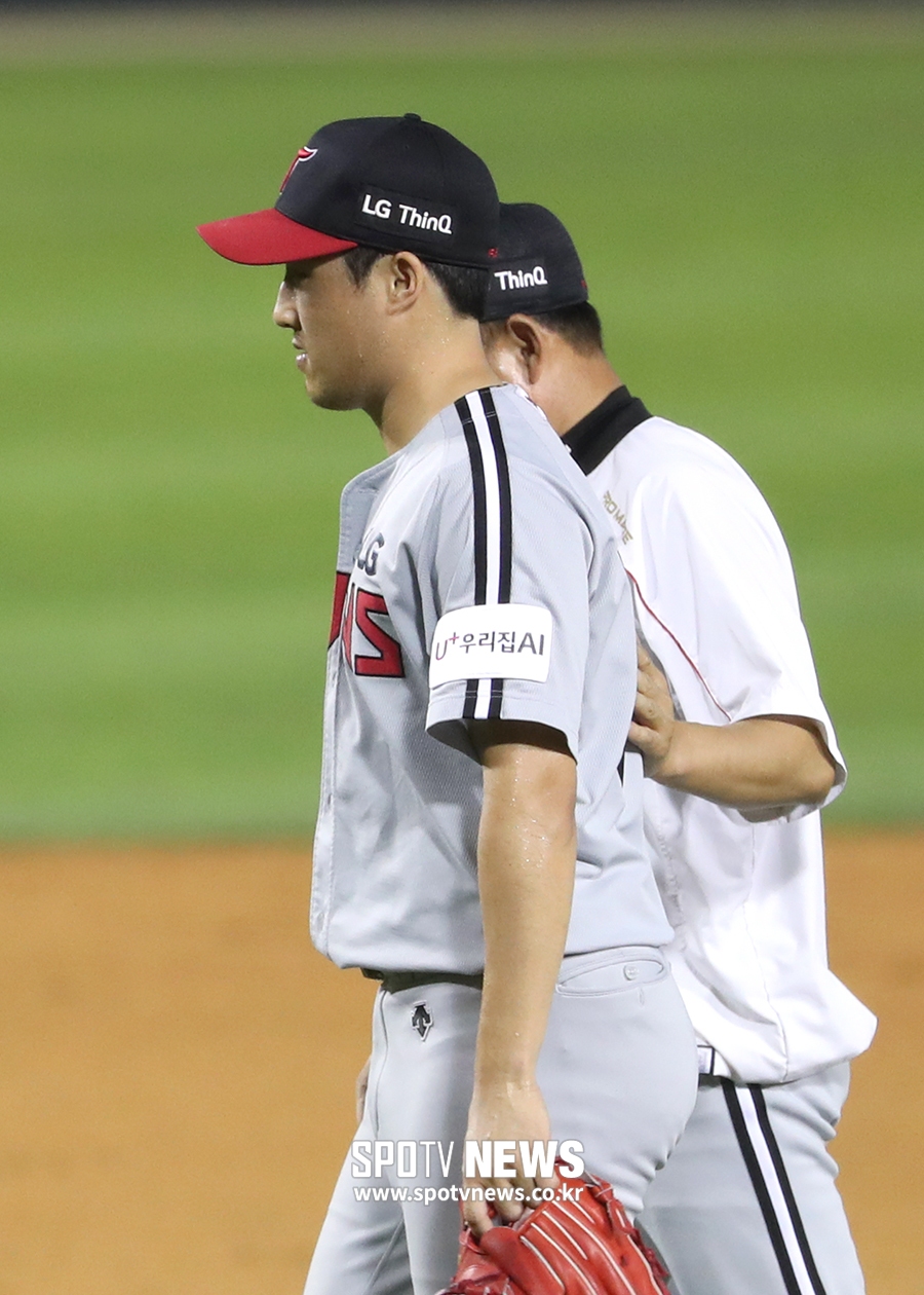 [포토S] 타구 맞고 교체되는 신정락